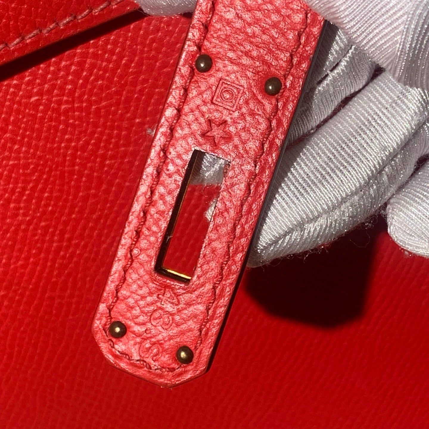 ✦ Hermès Kelly 28 bag, classic red Epsom leather, gold hardware with Q engraving (perfect complete set)