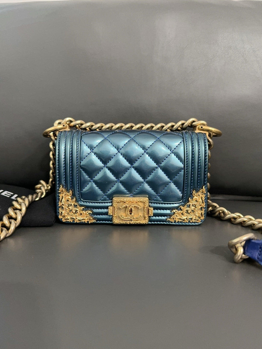 ✦ 香奈儿 Chanel Le Boy Mini 凡尔赛宫廷限量版 漆皮蓝 鎏金浮雕 (全球限量100只)
