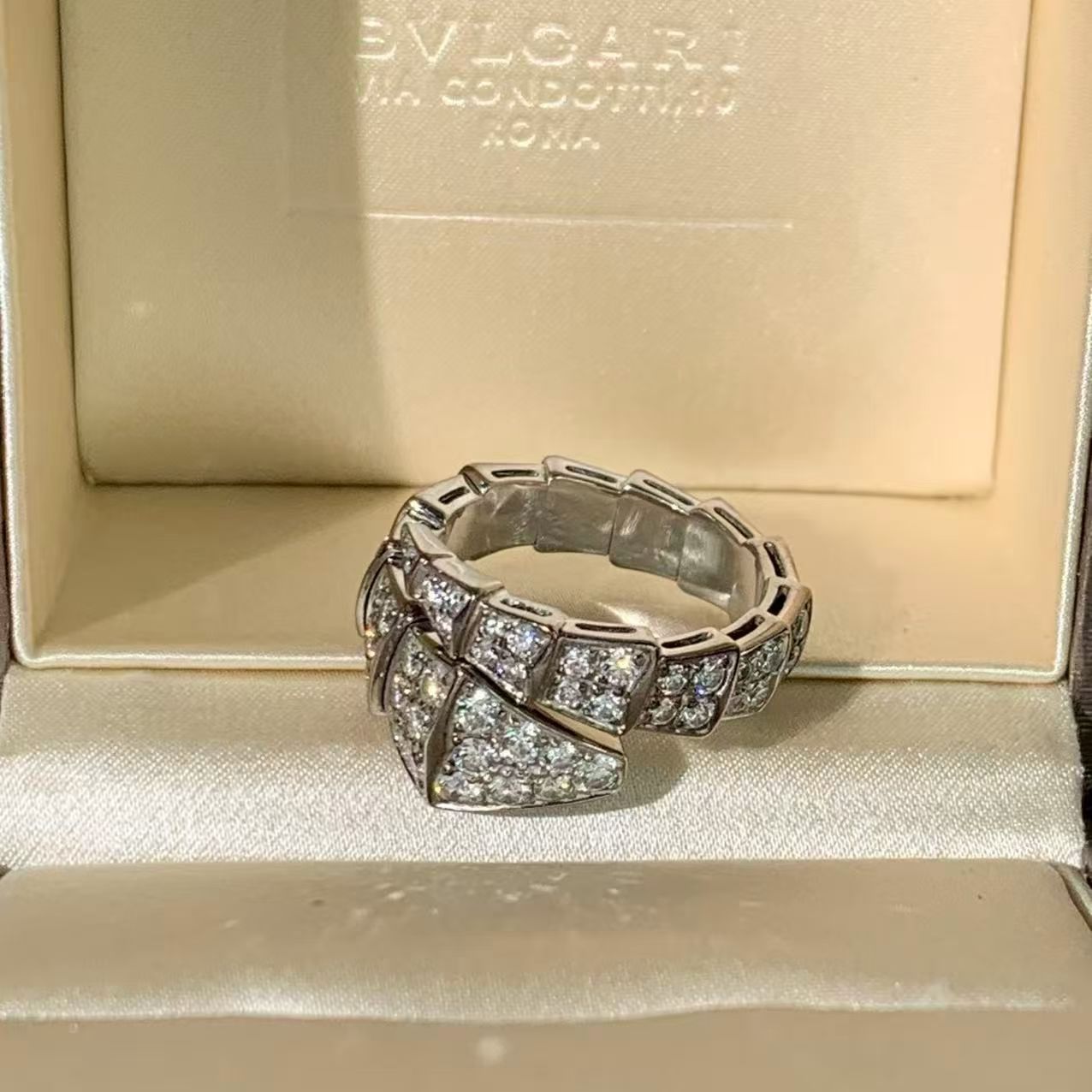 ✦ BVLGARI SERPENTI VIPER 18K white gold pavé diamond snake head ring, size S (complete set, 2023)