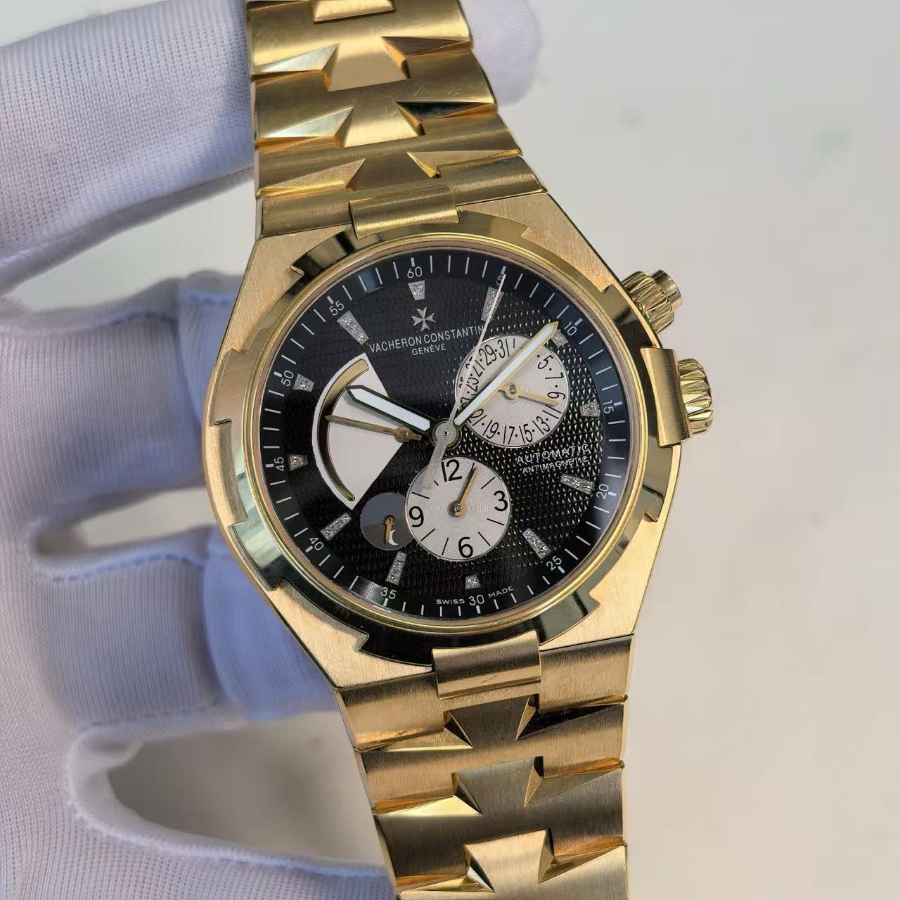 ✦ Vacheron Constantin Overseas 42mm 18K Rose Gold Panda Dial