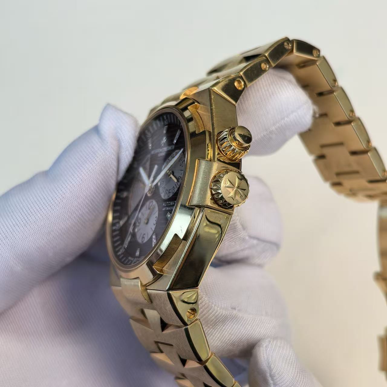 ✦ Vacheron Constantin Overseas 42mm 18K Rose Gold Panda Dial