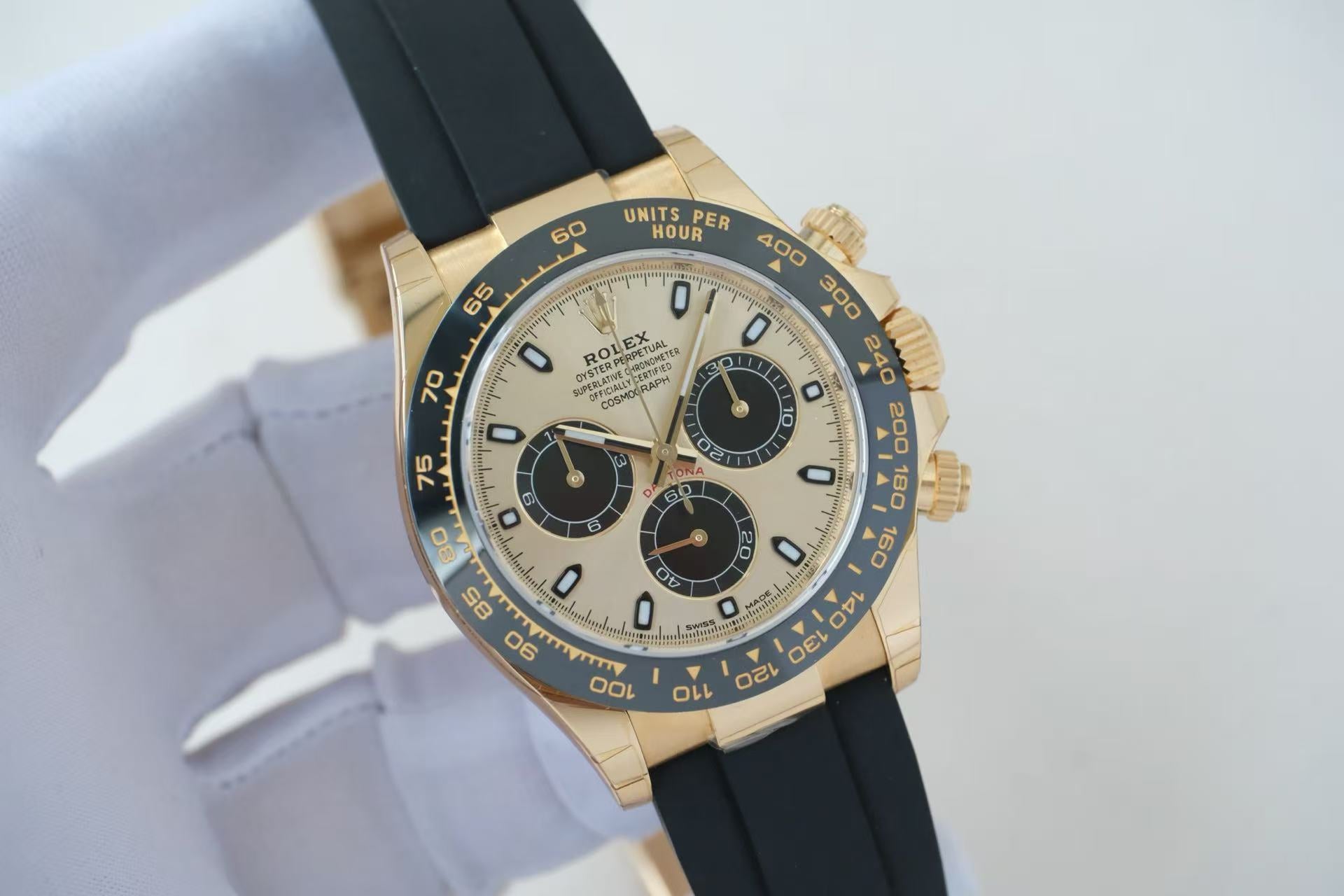 ✦ Rolex Cosmograph Daytona 40mm 18K Gold, the same model worn by Shawn Yue