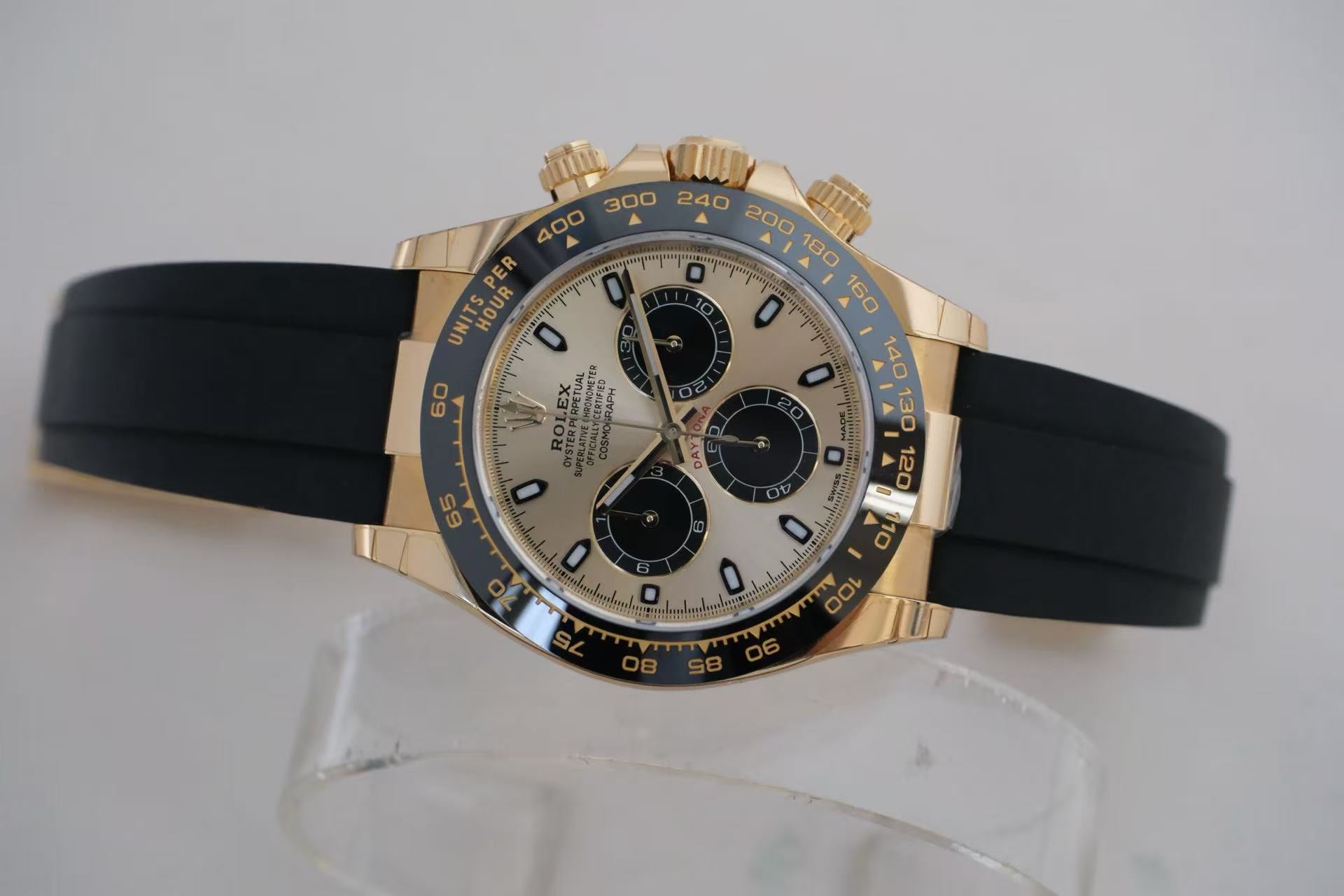 ✦ Rolex Cosmograph Daytona 40mm 18K Gold, the same model worn by Shawn Yue