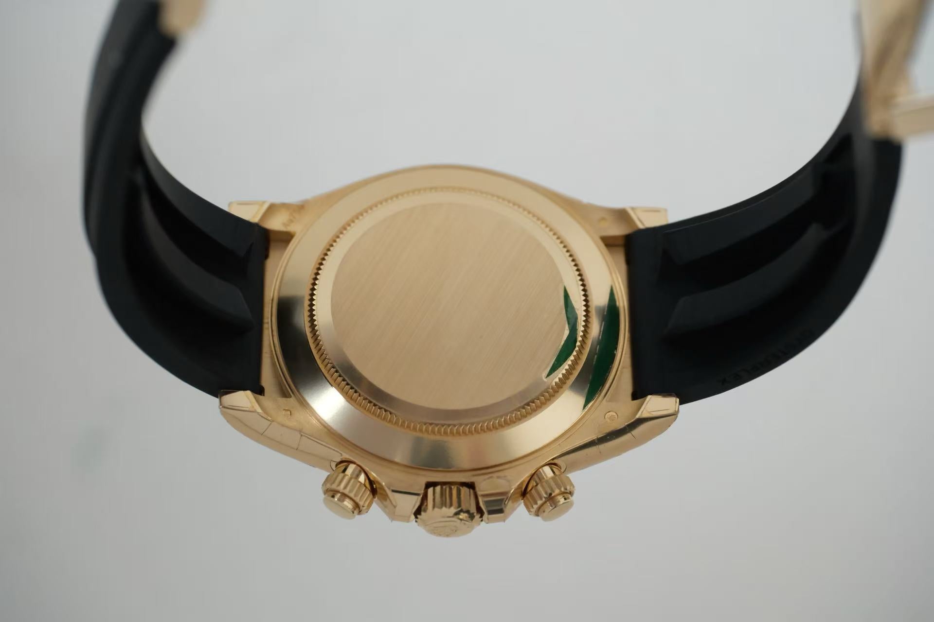 ✦ Rolex Cosmograph Daytona 40mm 18K Gold, the same model worn by Shawn Yue