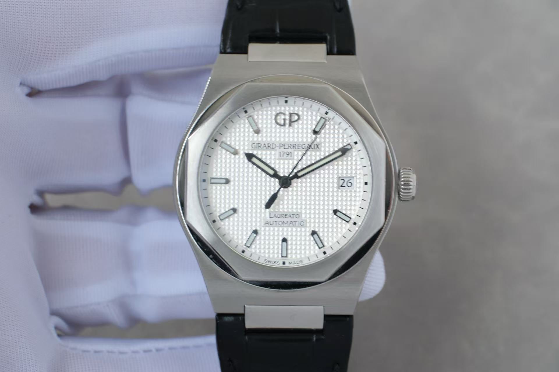✦ Girard-Perregaux Laurel Series 38mm Stainless Steel 81005 (2025, Excellent Condition, Full Set)