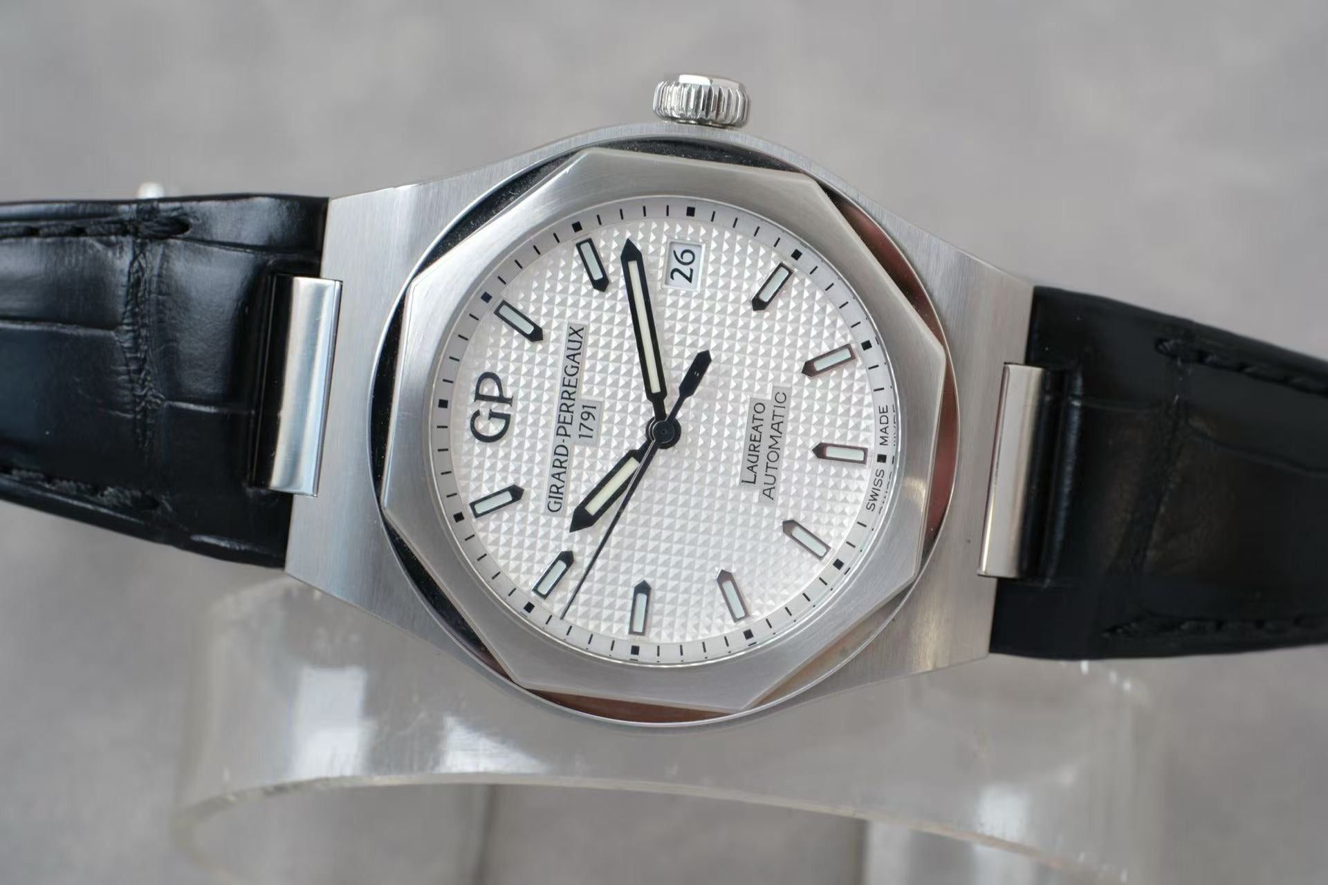 ✦ Girard-Perregaux Laurel Series 38mm Stainless Steel 81005 (2025, Excellent Condition, Full Set)
