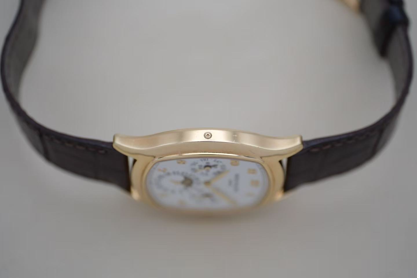 ✦ Patek Philippe Grand Complications Timepiece, 37 x 44.6 mm, 18K Gold Perpetual Calendar 5940J-001