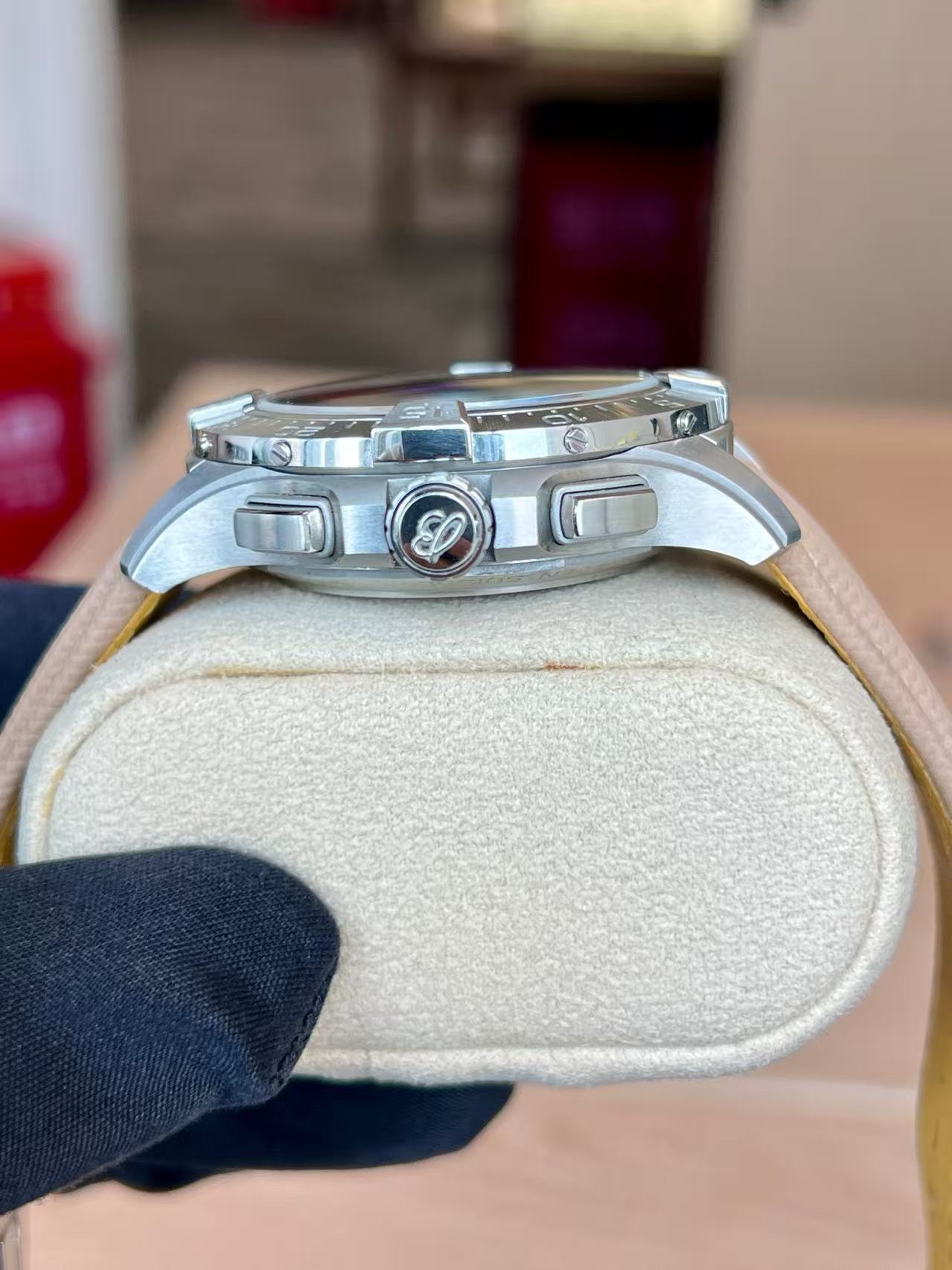 ✦ Breitling Avenger 44mm Salmon Black Eye Panda Automatic Chronograph AB0147101A1X1 (Full set in 2024/8-year official extended warranty/Dual straps)
