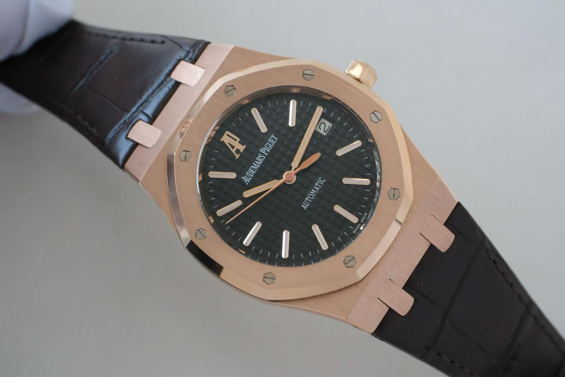 ✦ Audemars Piguet Royal Oak Series 39mm 18K Rose Gold Automatic Mechanical 15300OR.OO.D002CR.01 (Gold Standard Size/In Stock)
