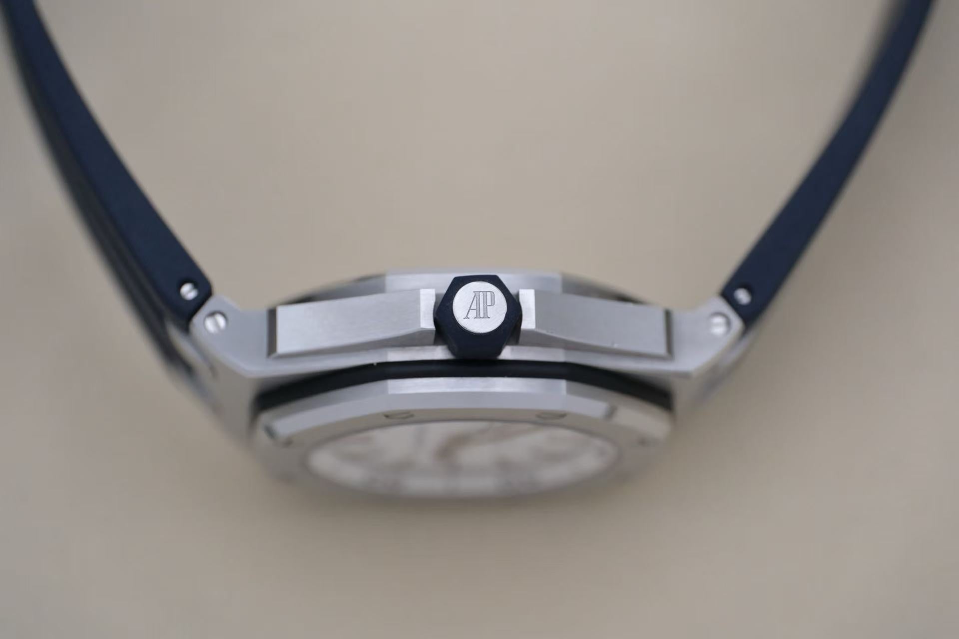 ✦ 爱彼 Audemars Piguet 皇家橡树离岸型 15710ST 42毫米 精钢 白盘 自动机械