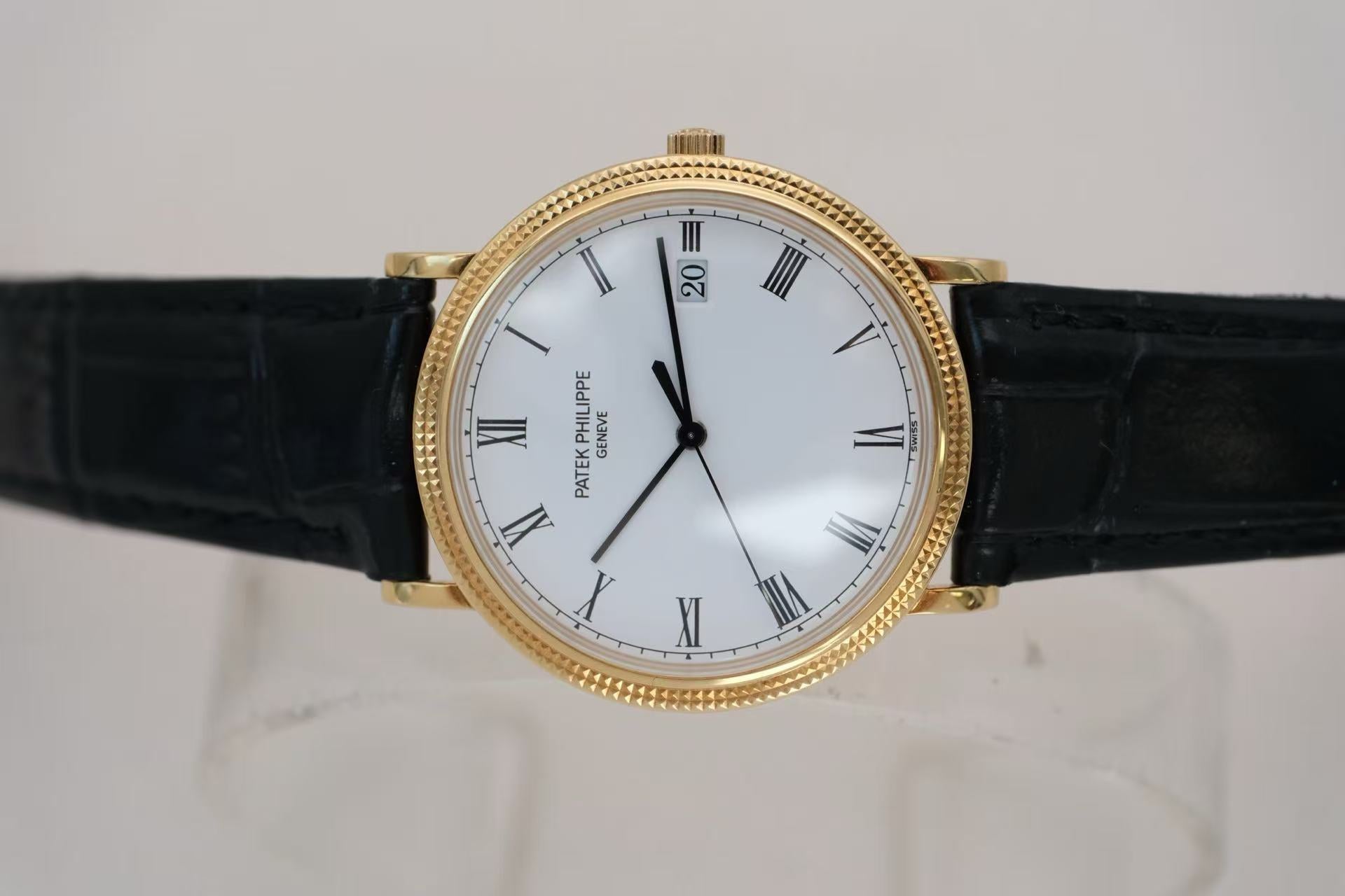 ✦ 百达翡丽 Patek Philippe 卡拉卓华 3944J 33毫米 18K黄金 巴黎钉纹 石英机芯