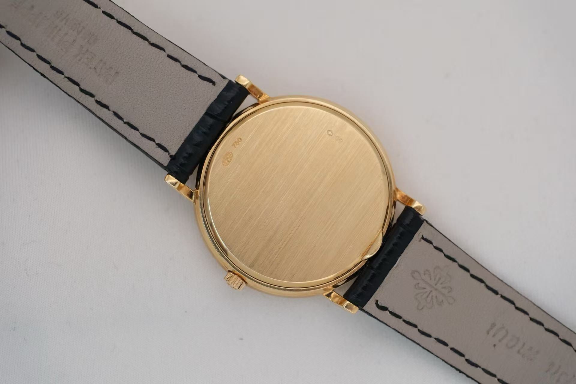 ✦ 百达翡丽 Patek Philippe 卡拉卓华 3944J 33毫米 18K黄金 巴黎钉纹 石英机芯