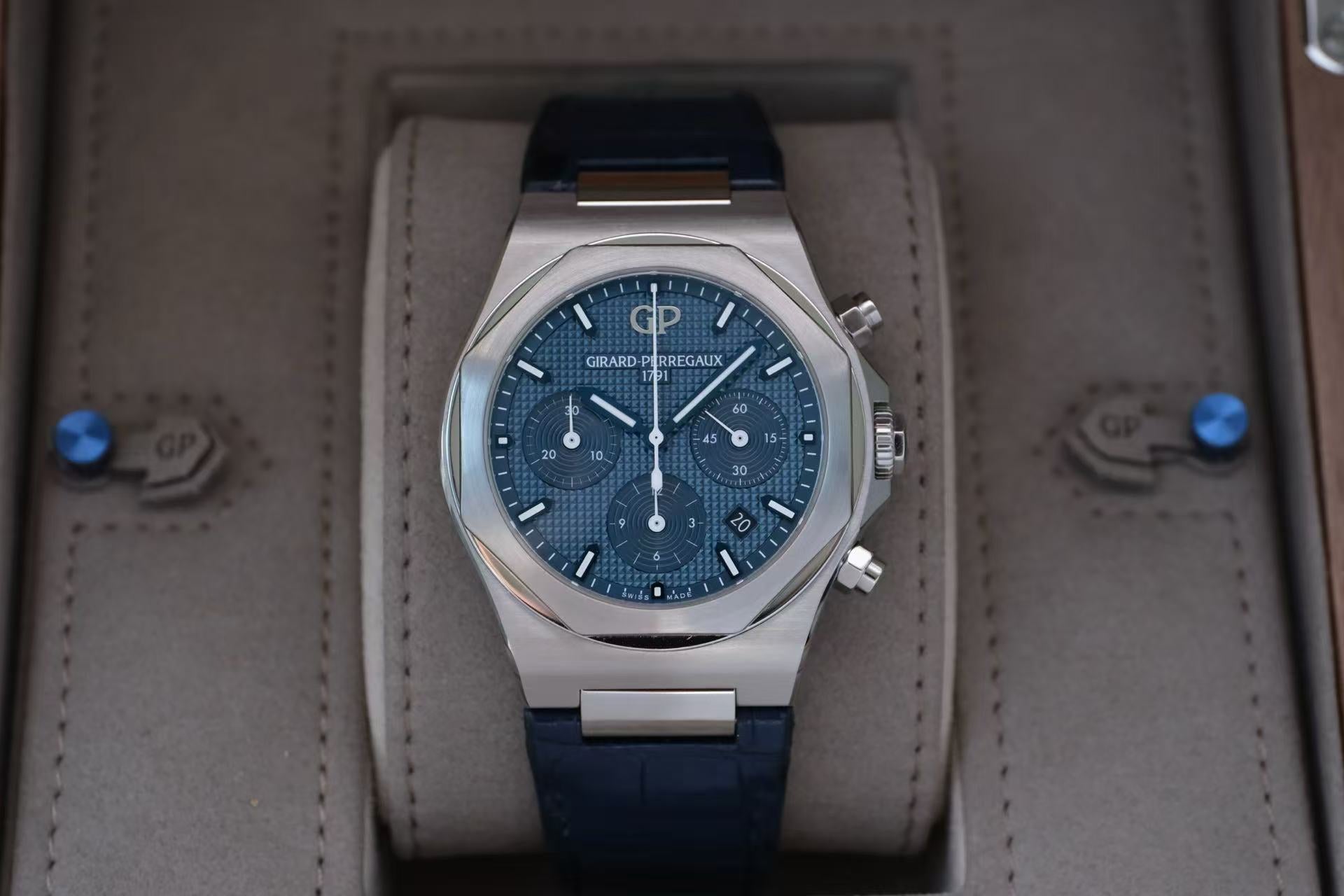 ✦ Girard-Perregaux Laureate Series 81020 42mm Stainless Steel Blue Dial Automatic Mechanical Chronograph