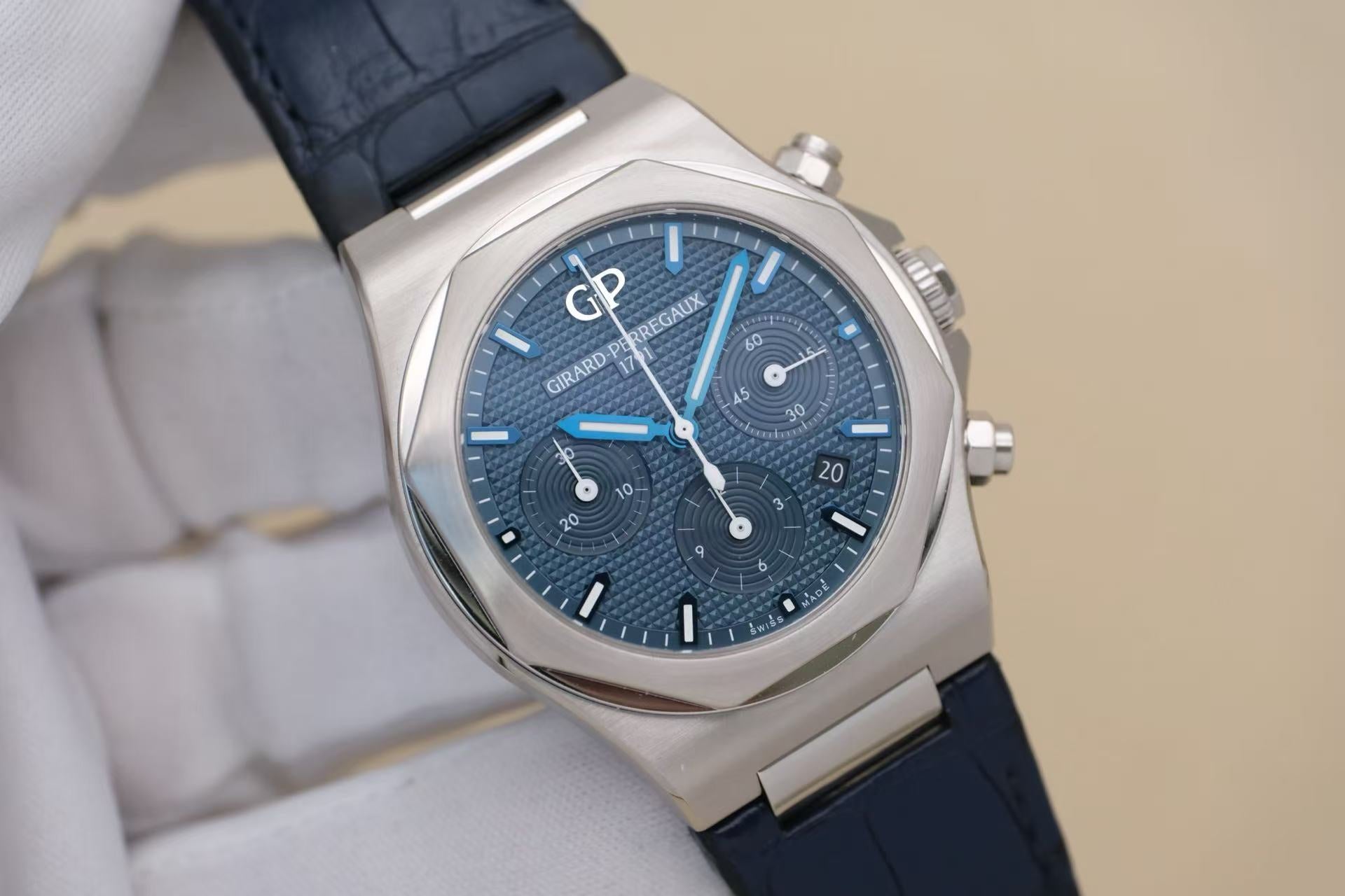 ✦ Girard-Perregaux Laureate Series 81020 42mm Stainless Steel Blue Dial Automatic Mechanical Chronograph