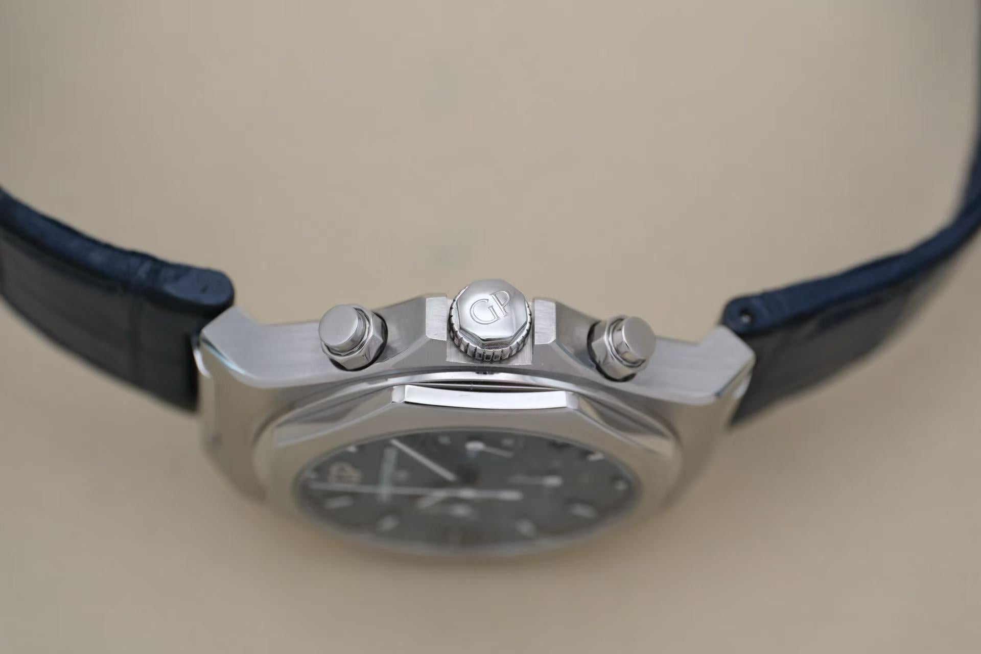 ✦ Girard-Perregaux Laureate Series 81020 42mm Stainless Steel Blue Dial Automatic Mechanical Chronograph