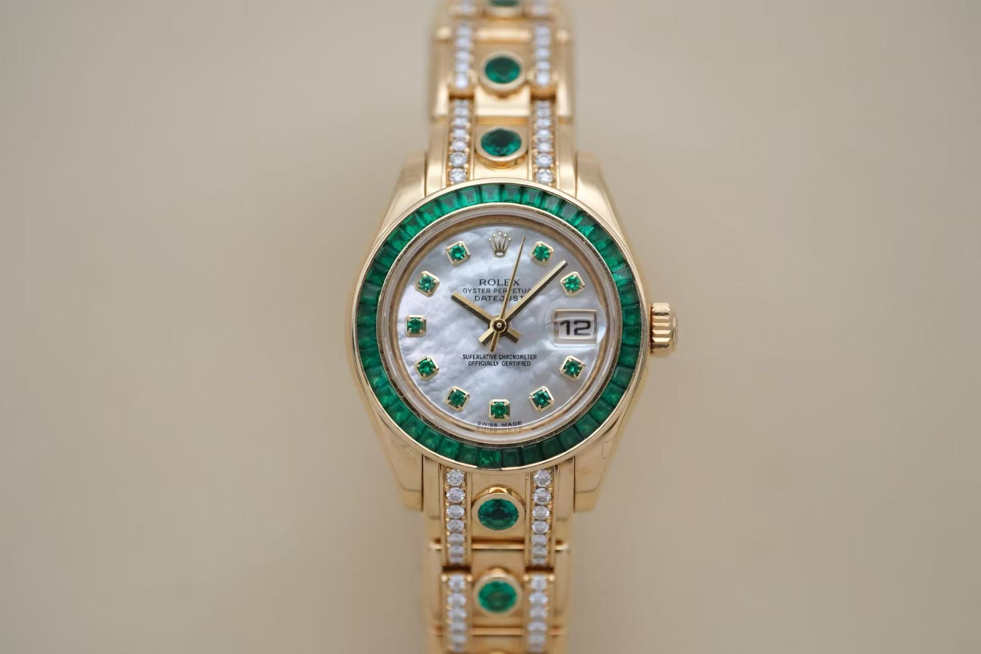 ✦ Rolex Pearlmaster 80308 29mm 18K Yellow Gold with Emerald Reflective Automatic Mechanical Watch