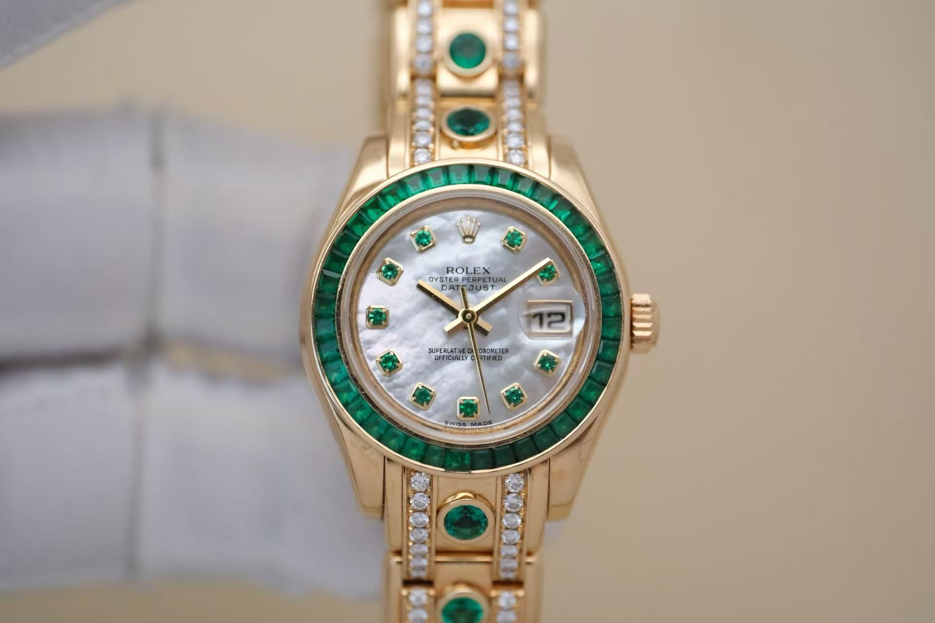 ✦ Rolex Pearlmaster 80308 29mm 18K Yellow Gold with Emerald Reflective Automatic Mechanical Watch