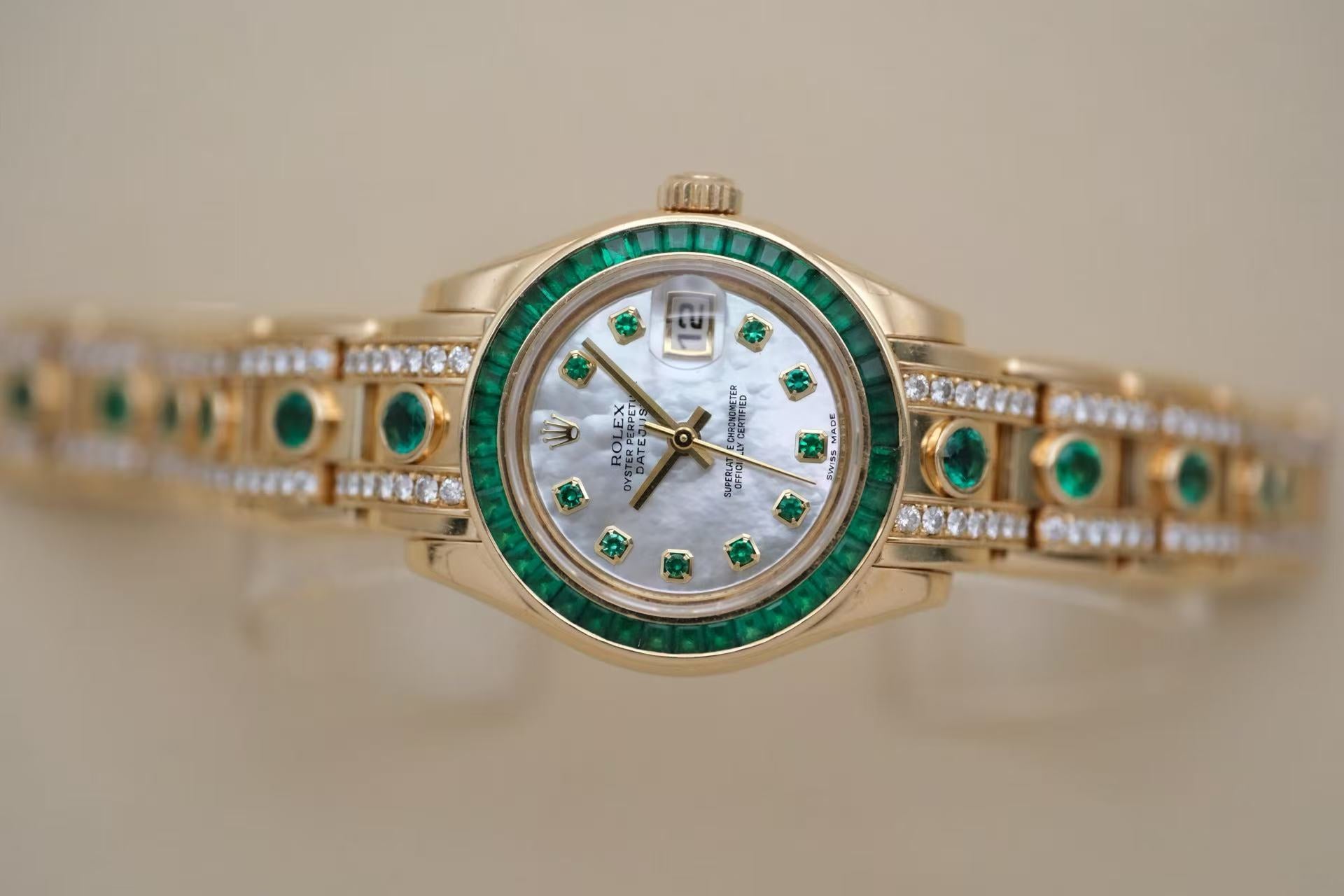 ✦ Rolex Pearlmaster 80308 29mm 18K Yellow Gold with Emerald Reflective Automatic Mechanical Watch