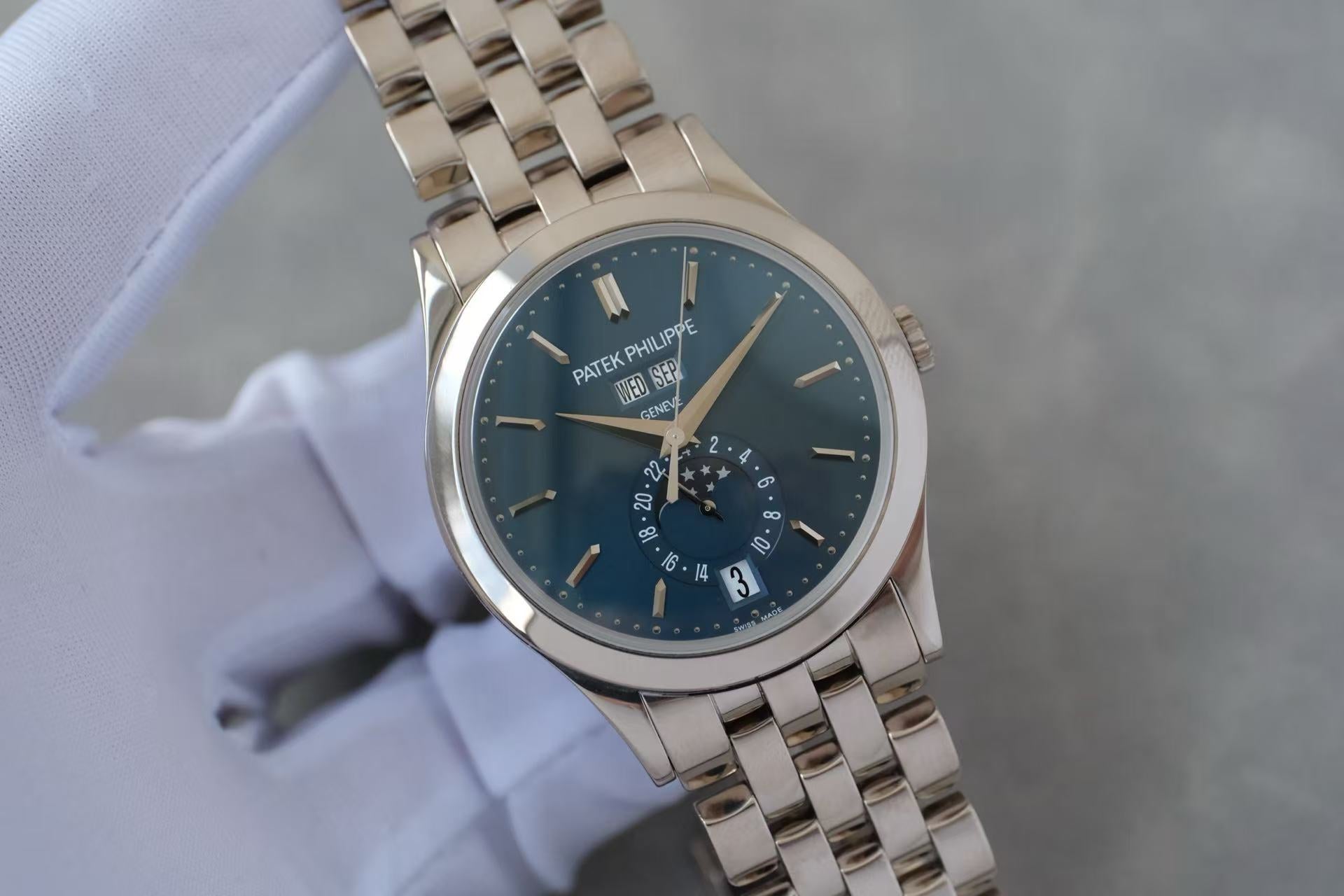 ✦ Patek Philippe Complications 5396/1G-001 38mm 18K White Gold Annual Calendar Watch with Blue Dial