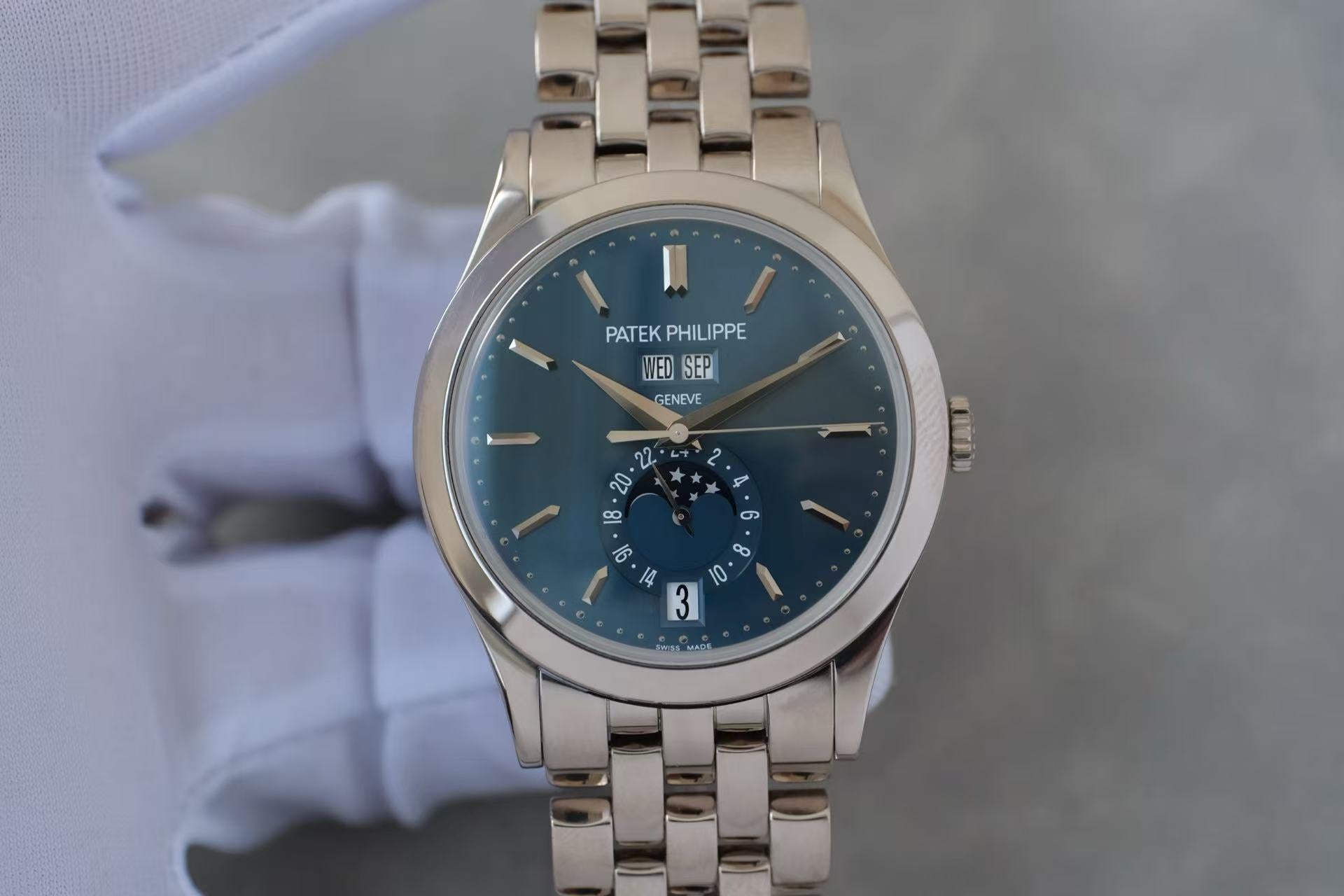 ✦ Patek Philippe Complications 5396/1G-001 38mm 18K White Gold Annual Calendar Watch with Blue Dial