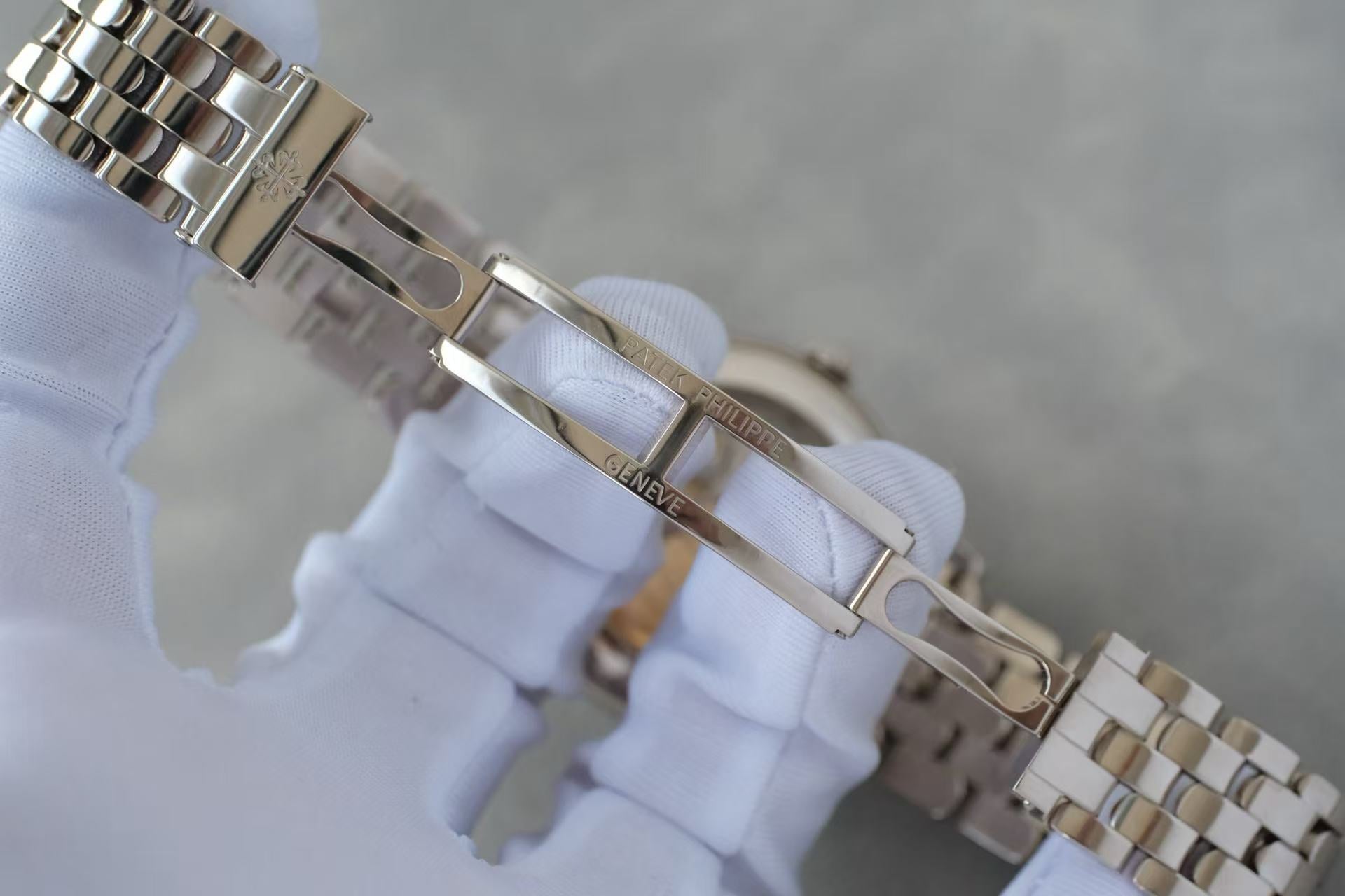 ✦ Patek Philippe Complications 5396/1G-001 38mm 18K White Gold Annual Calendar Watch with Blue Dial