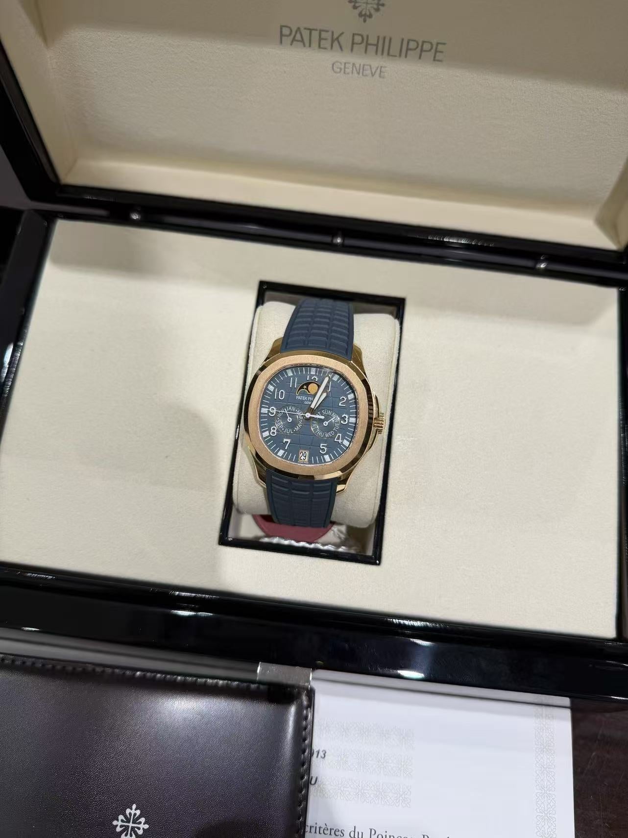 ✦ Patek Philippe Aquanaut 5261R-001 Annual Calendar Watch, 18K Rose Gold, Blue-Grey Dial, 2025 Complete Set